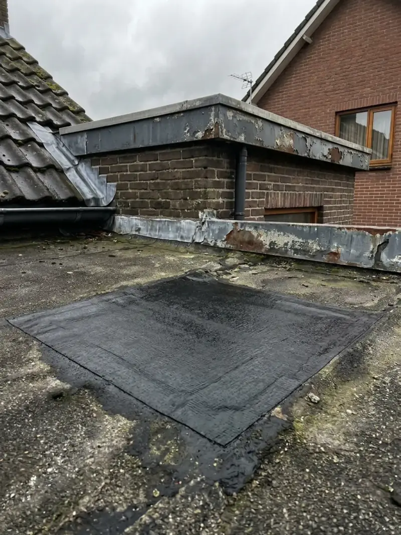 Nieuw stuk bitumen strak aangebracht op het gerepareerde dakvlak